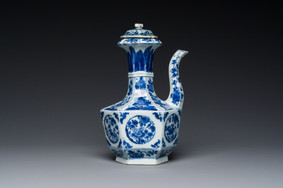 Kendi de forme hexagonale et son couvercle en porcelaine de Chine en bleu et blanc, Kangxi