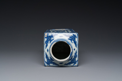 Vase de forme 'cong' en porcelaine de Chine en bleu et blanc &agrave; d&eacute;cor de grues et de trigrammes, Jiajing/Wanli