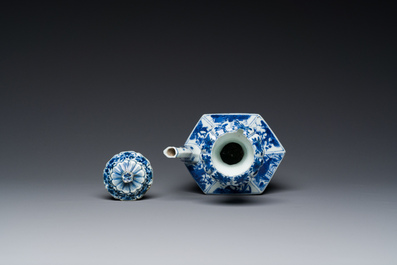 Kendi de forme hexagonale et son couvercle en porcelaine de Chine en bleu et blanc, Kangxi