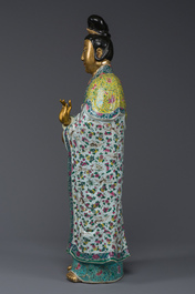 Importante sculpture de Guanyin en porcelaine de Chine famille rose, marque en creux Li Fu Xing Hao 李福興號, 19&egrave;me