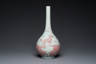 Vase de forme bouteille en porcelaine de Chine &agrave; d&eacute;cor de qilins en rouge de cuivre, Qianlong