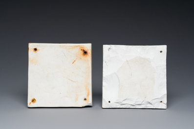 Deux carreaux en porcelaine de Chine en bleu et blanc &agrave; d&eacute;cor de gar&ccedil;ons jouant, Kangxi