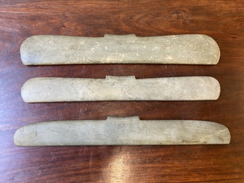 Trois pendentifs archa&iuml;ques en jade calcifi&eacute;, Chine, probablement culture de Liangzhu