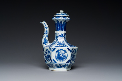 Kendi de forme hexagonale et son couvercle en porcelaine de Chine en bleu et blanc, Kangxi