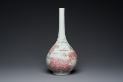 Vase de forme bouteille en porcelaine de Chine &agrave; d&eacute;cor de qilins en rouge de cuivre, Qianlong