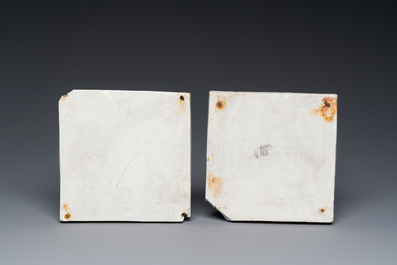 Deux carreaux en porcelaine de Chine en bleu et blanc &agrave; d&eacute;cor d'un lettr&eacute; et d'un gardien, &eacute;poque Transition
