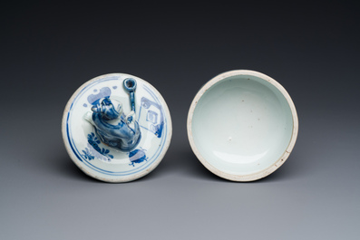 Een Chinese blauw-witte ko-sometsuke wierookbrander voor de Japanse markt met een pijproker op het deksel, Transitie periode