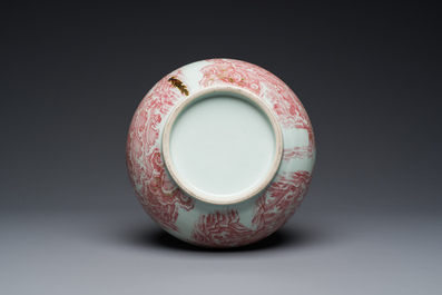 Vase de forme bouteille en porcelaine de Chine &agrave; d&eacute;cor de qilins en rouge de cuivre, Qianlong