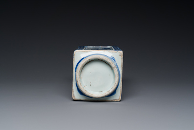 Vase de forme 'cong' en porcelaine de Chine en bleu et blanc &agrave; d&eacute;cor de grues et de trigrammes, Jiajing/Wanli