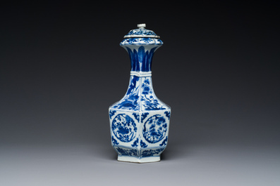 Kendi de forme hexagonale et son couvercle en porcelaine de Chine en bleu et blanc, Kangxi