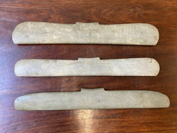 Trois pendentifs archa&iuml;ques en jade calcifi&eacute;, Chine, probablement culture de Liangzhu