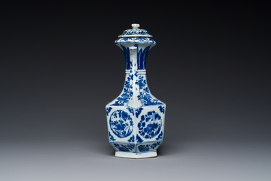 Kendi de forme hexagonale et son couvercle en porcelaine de Chine en bleu et blanc, Kangxi