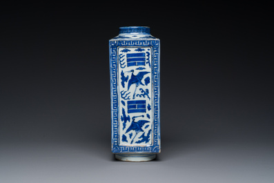Vase de forme 'cong' en porcelaine de Chine en bleu et blanc &agrave; d&eacute;cor de grues et de trigrammes, Jiajing/Wanli
