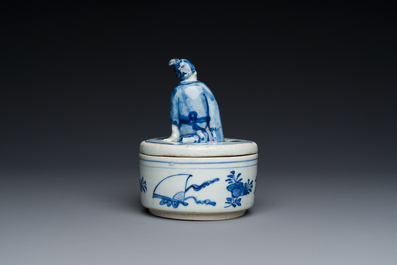 Een Chinese blauw-witte ko-sometsuke wierookbrander voor de Japanse markt met een pijproker op het deksel, Transitie periode
