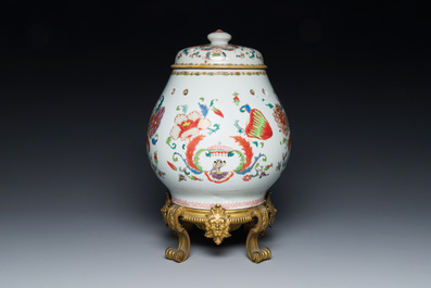 Pot-pourri et son couvercle en porcelaine de Chine famille rose &agrave; d&eacute;cor 'Pompadour' sur socle en bronze dor&eacute;, Qianlong, vers 1745