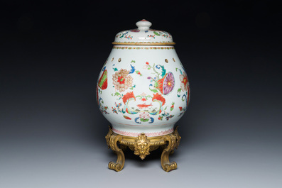 Pot-pourri et son couvercle en porcelaine de Chine famille rose &agrave; d&eacute;cor 'Pompadour' sur socle en bronze dor&eacute;, Qianlong, vers 1745