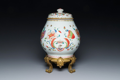 Pot-pourri et son couvercle en porcelaine de Chine famille rose &agrave; d&eacute;cor 'Pompadour' sur socle en bronze dor&eacute;, Qianlong, vers 1745