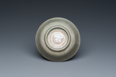 Vase de forme bouteille et deux bols en porcelaine de Chine en c&eacute;ladon, Yuan/Ming