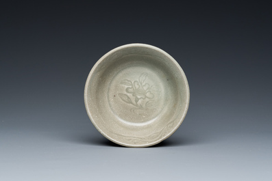 Vase de forme bouteille et deux bols en porcelaine de Chine en c&eacute;ladon, Yuan/Ming
