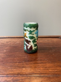 Een Chinese vierkleurige penselenbeker in Peking glas, Qianlong