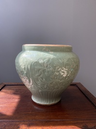 Vase en porcelaine de Chine c&eacute;ladon de Longquan &agrave; d&eacute;cor floral, Ming