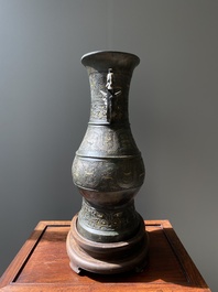 Imposant vase archa&iuml;que en bronze incrust&eacute; d'or et d'argent sur socle en bois inscrit Tao Xiang 陶湘 et Luo Zhenyu 羅振玉, Chine, Song/Ming