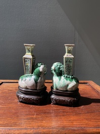 Paire de vases en biscuit &eacute;maill&eacute; verte reposant sur des lions bouddhistes, Chine, Kangxi