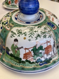 Paire de grands vases couverts en porcelaine de Chine famille verte, Kangxi