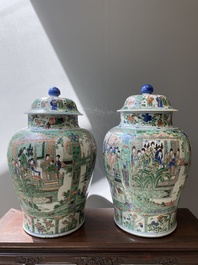 Paire de grands vases couverts en porcelaine de Chine famille verte, Kangxi