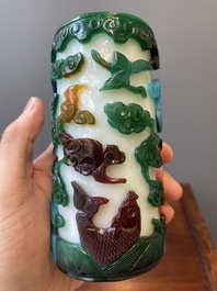 Een Chinese vierkleurige penselenbeker in Peking glas, Qianlong