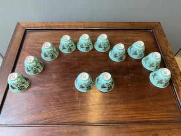 Twaalf Chinese Dayazhai wijnkoppen met grisaille decor op turquoise fondkleur, Yong Qing Chang Chun 永慶長春 merk, Guangxu