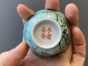 Twaalf Chinese Dayazhai wijnkoppen met grisaille decor op turquoise fondkleur, Yong Qing Chang Chun 永慶長春 merk, Guangxu