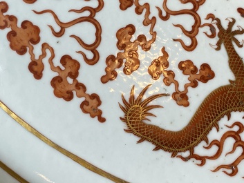 Tr&egrave;s grand plat imp&eacute;rial de forme ovale en porcelaine de Chine &agrave; d&eacute;cor de dragons en rouge de fer et dor&eacute;, marque Ji Xiang Ru Yi 吉祥如意, Guangxu