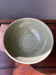 Grand bol en porcelaine de Chine c&eacute;ladon de Longquan &agrave; d&eacute;cor incis&eacute;, Ming