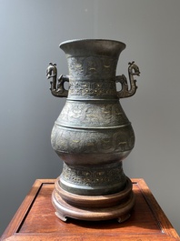 Imposant vase archa&iuml;que en bronze incrust&eacute; d'or et d'argent sur socle en bois inscrit Tao Xiang 陶湘 et Luo Zhenyu 羅振玉, Chine, Song/Ming