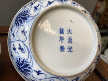 Drie Chinese blauw-witte borden met lotusslingers, Guangxu merk en periode