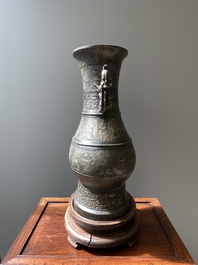Imposant vase archa&iuml;que en bronze incrust&eacute; d'or et d'argent sur socle en bois inscrit Tao Xiang 陶湘 et Luo Zhenyu 羅振玉, Chine, Song/Ming