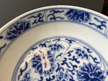 Drie Chinese blauw-witte borden met lotusslingers, Guangxu merk en periode