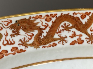 Tr&egrave;s grand plat imp&eacute;rial de forme ovale en porcelaine de Chine &agrave; d&eacute;cor de dragons en rouge de fer et dor&eacute;, marque Ji Xiang Ru Yi 吉祥如意, Guangxu