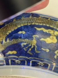 Plat en porcelaine de Chine en bleu et jaune &agrave; d&eacute;cor d'un dragon, marque et &eacute;poque de Qianlong