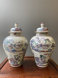Paire de vases couverts en porcelaine de Chine famille rose &agrave; d&eacute;cor de paysages montagneux, Yongzheng