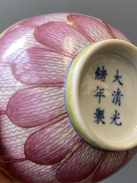 Paire de bols 'lotus' en porcelaine de Chine famille rose, marque et &eacute;poque de Guangxu