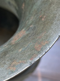 Imposant vase archa&iuml;que en bronze incrust&eacute; d'or et d'argent sur socle en bois inscrit Tao Xiang 陶湘 et Luo Zhenyu 羅振玉, Chine, Song/Ming
