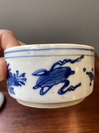 Een Chinese blauw-witte ko-sometsuke wierookbrander voor de Japanse markt met een pijproker op het deksel, Transitie periode