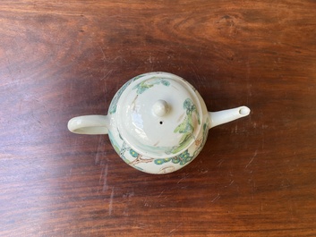 Een zeldzame Chinese famille rose theepot met erotisch decor van een Europese dame, Yongzheng