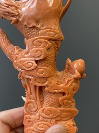 Groupe figurant une Bodhisattva debout et deux dragons en corail rouge, Chine, 19/20&egrave;me