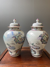 Paire de vases couverts en porcelaine de Chine famille rose &agrave; d&eacute;cor de paysages montagneux, Yongzheng