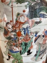 Vase de forme rouleau en porcelaine de Chine famille verte &agrave; d&eacute;cor du roman 'Les Trois Royaumes', Kangxi