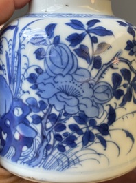 Paire de pots &agrave; eau en forme de cloche en porcelaine de Chine en bleu et blanc, Kangxi