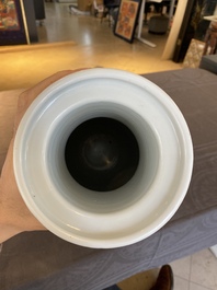 Vase de forme rouleau en porcelaine de Chine famille verte &agrave; d&eacute;cor du roman 'Les Trois Royaumes', Kangxi